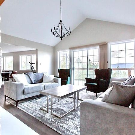 Stunning Home With Amazing Views Near The City Victoria Bagian luar foto