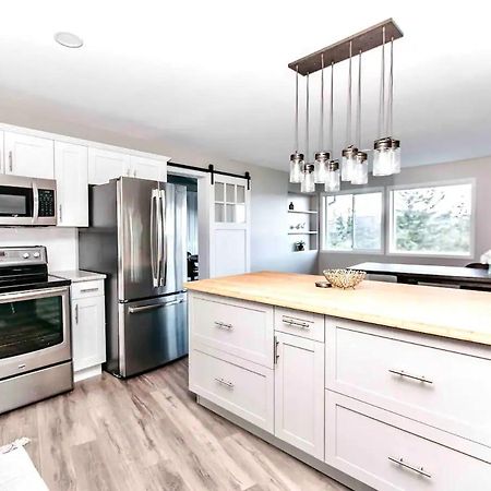 Stunning Home With Amazing Views Near The City Victoria Bagian luar foto