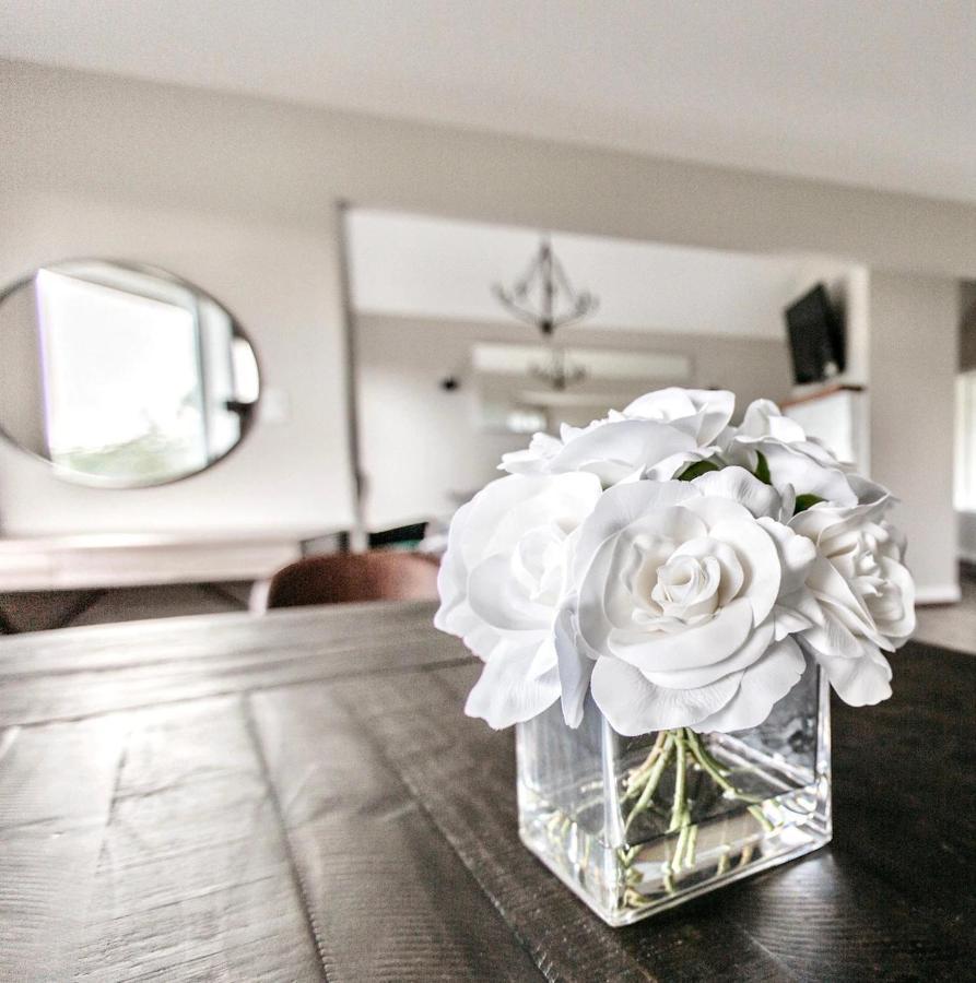 Stunning Home With Amazing Views Near The City Victoria Bagian luar foto