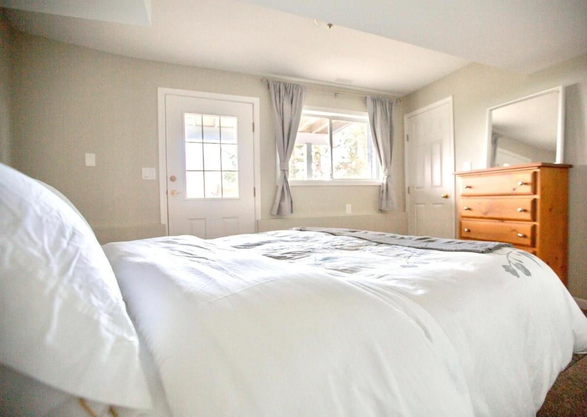 Stunning Home With Amazing Views Near The City Victoria Bagian luar foto