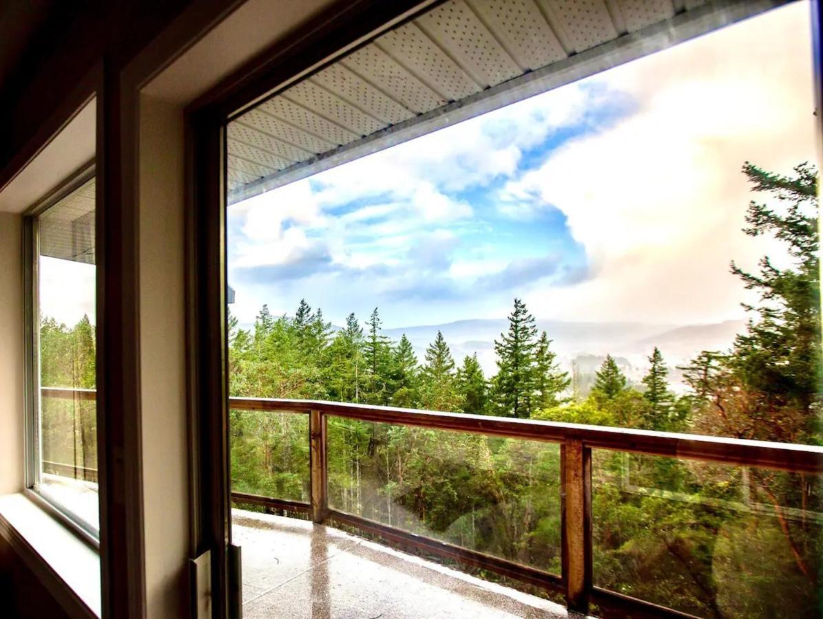 Stunning Home With Amazing Views Near The City Victoria Bagian luar foto