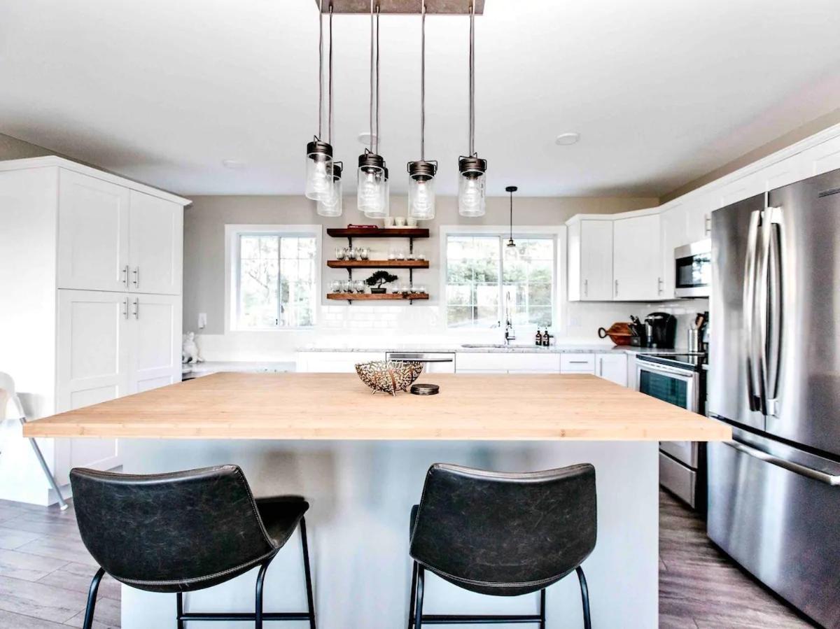 Stunning Home With Amazing Views Near The City Victoria Bagian luar foto