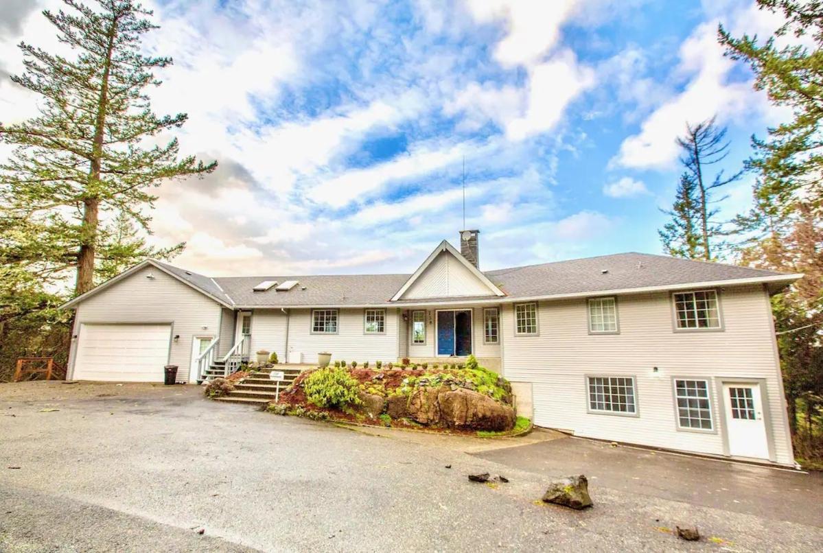 Stunning Home With Amazing Views Near The City Victoria Bagian luar foto