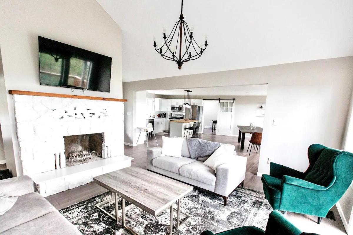 Stunning Home With Amazing Views Near The City Victoria Bagian luar foto