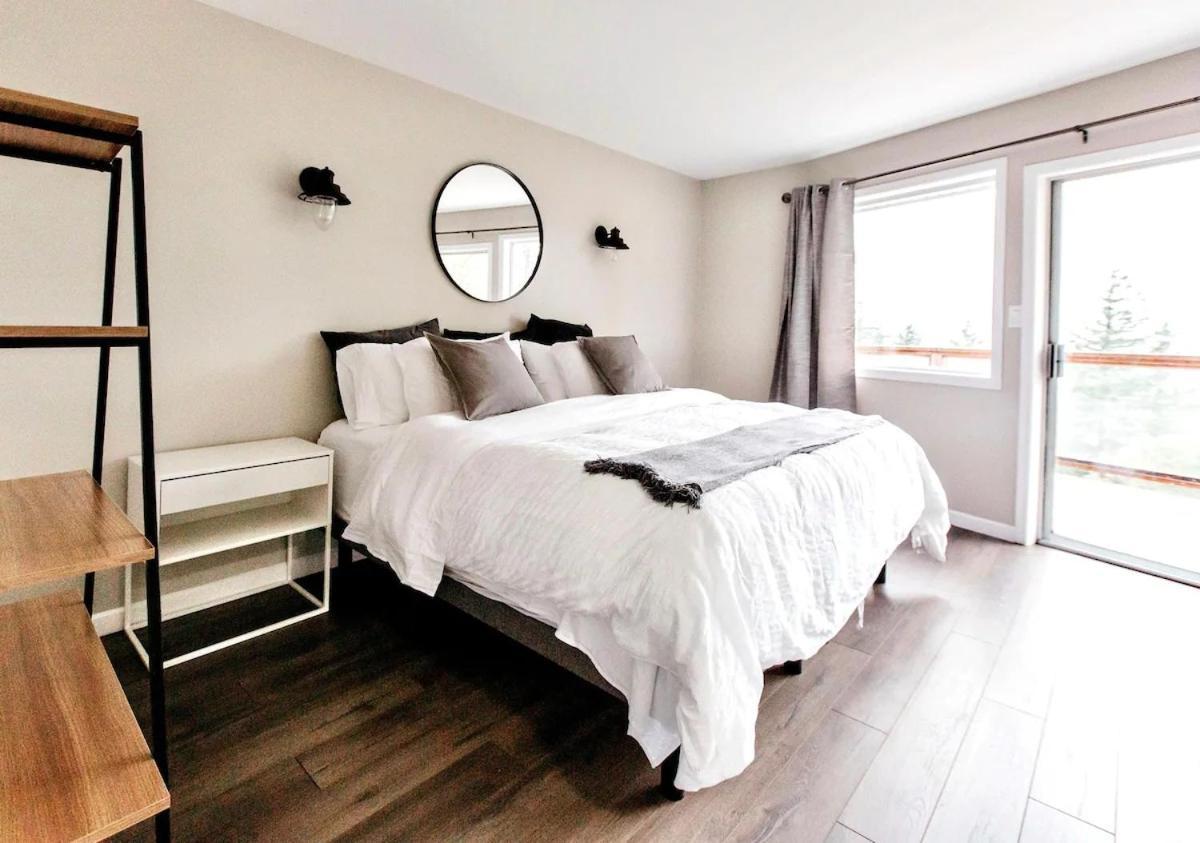 Stunning Home With Amazing Views Near The City Victoria Bagian luar foto