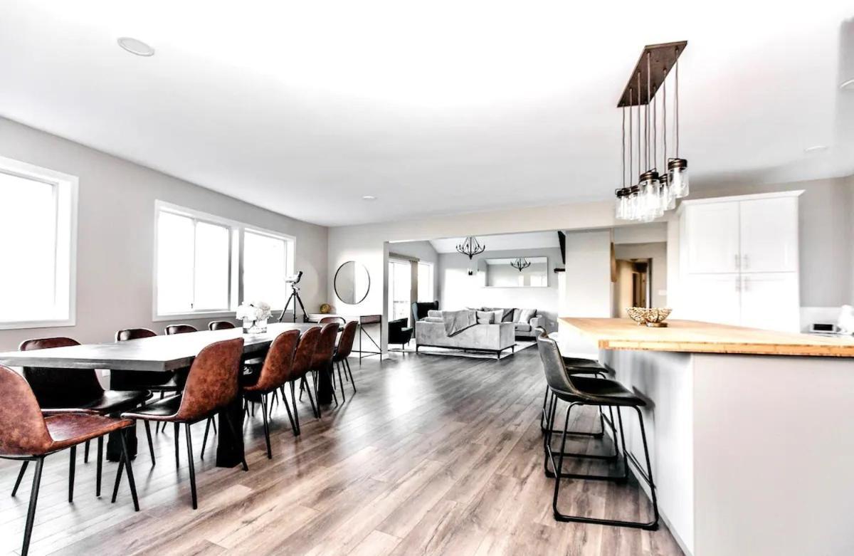 Stunning Home With Amazing Views Near The City Victoria Bagian luar foto