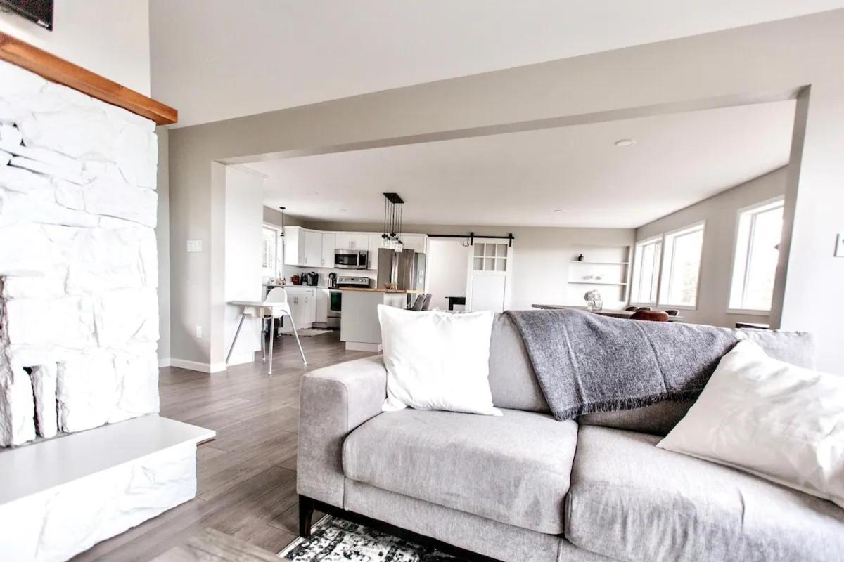 Stunning Home With Amazing Views Near The City Victoria Bagian luar foto